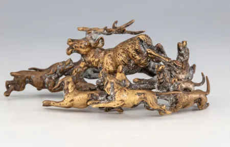 Bécsi bronz figurális szobor – Szarvasbika rátámadó vérebekkel