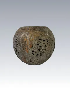 Gorka Lívia jelzett samottos gömbváza. 6Gorka Lívia keramikusművész jelzett samottos gömbváza.