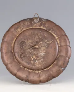 Japán vörösréz falitányér, harcoló szamurájokkal