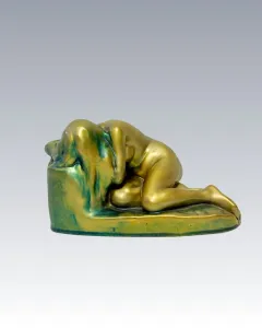 Zsolnay eozin figurális szobor – Fekvő női alak