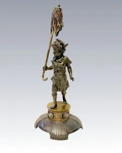 Szecessziós ón figurális szobor – Fiú ernyővel