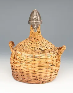 Demijohn fonott vesszőhéjjal, ezüst kupakkal